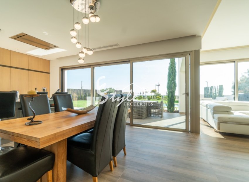 Se vende villa de lujo con jardín y piscina cerca del campo de golf en Colinas Golf & Country Club de Campoamor