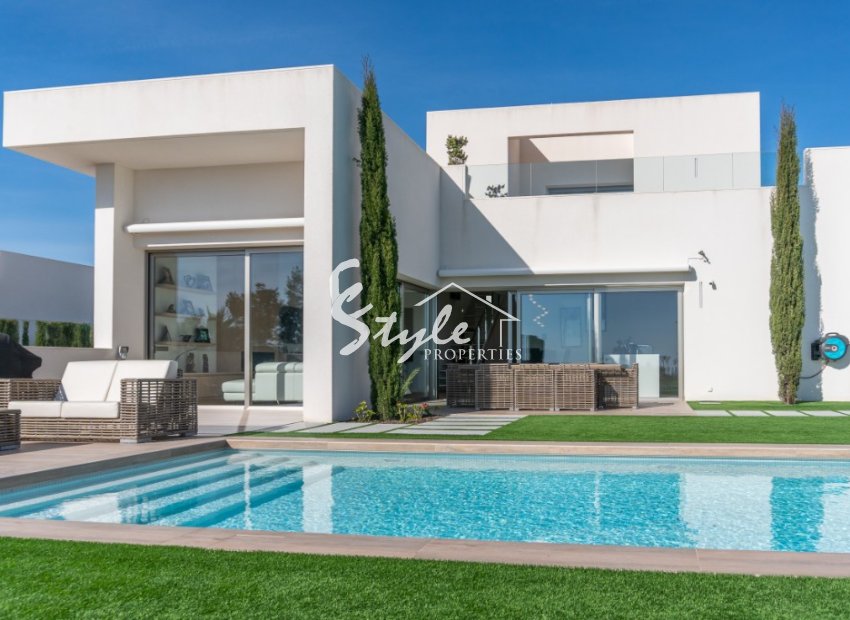 Se vende villa de lujo con jardín y piscina cerca del campo de golf en Colinas Golf & Country Club de Campoamor
