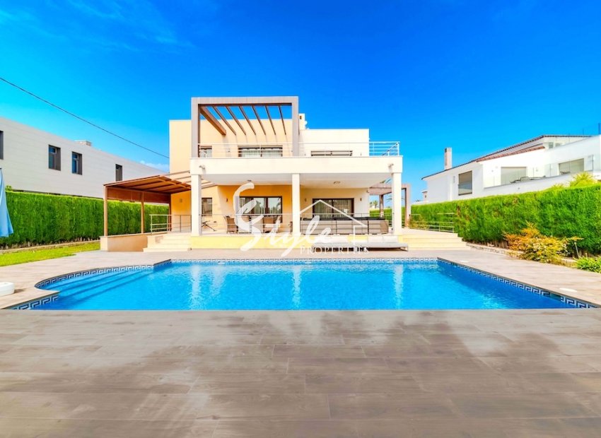 Se vende villa de lujo en CABO ROIG a 300 me de la playa.ID2840 