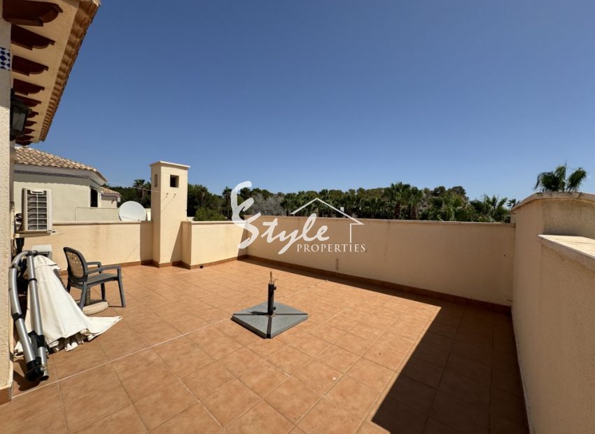 Se vende villa en primera línea de golf en Las Ramblas, Orihuela Costa, España. ID1440