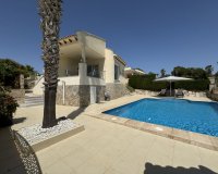 Se vende villa en primera línea de golf en Las Ramblas, Orihuela Costa, España. ID1440