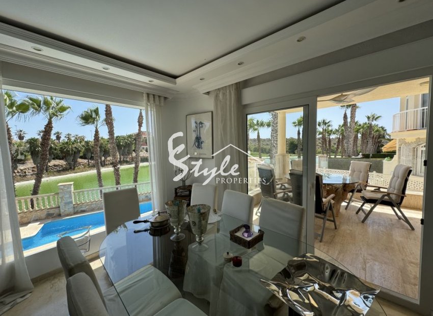 Se vende villa en primera línea de golf en Las Ramblas, Orihuela Costa, España. ID1440