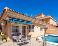 Se vende villa independiente de una sola planta con piscina privada en Punta Prima, Costa Blanca, España. ID2435