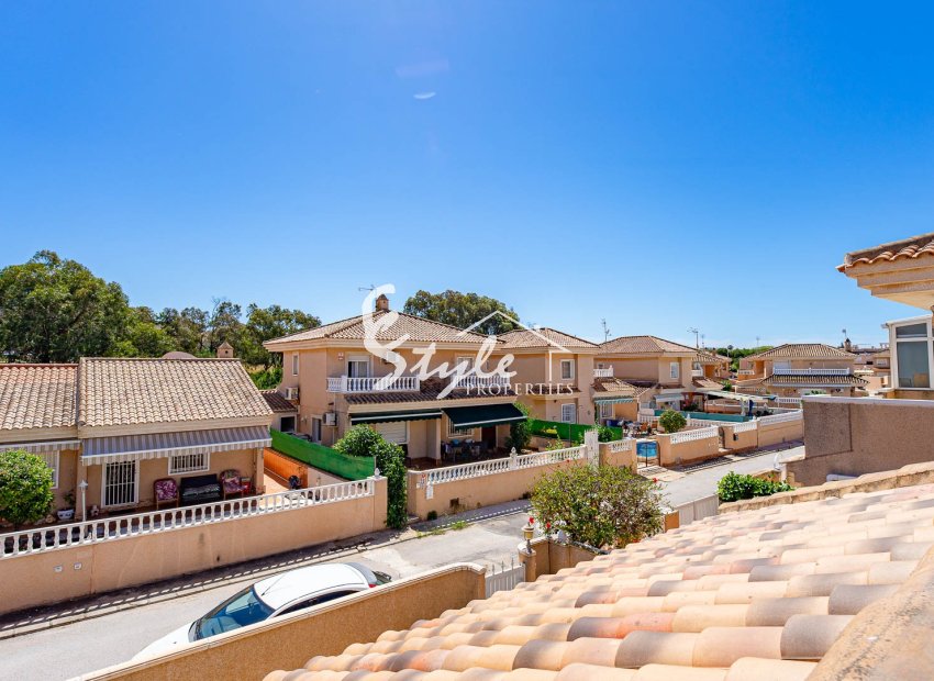 Se vende villa independiente de una sola planta con piscina privada en Punta Prima, Costa Blanca, España. ID2435