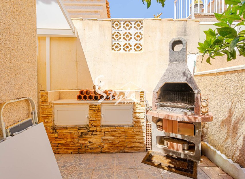 Se vende villa independiente de una sola planta con piscina privada en Punta Prima, Costa Blanca, España. ID2435