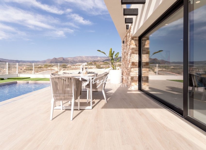 Se vende villa nueva con 3 dormitorios junto al Benidorm en Costa Blanca. ID: ON1138