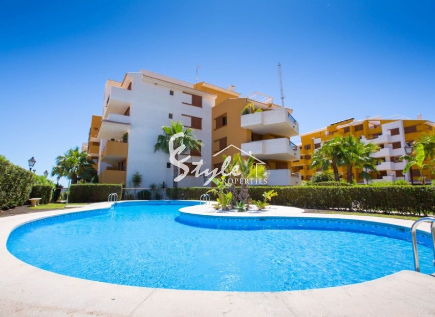 Seaside apartments for short-term rent in gated community ¨Parque Recoleta¨ in Punta Prima, Orihuela Costa, Costa Blanca, Spain. ID103