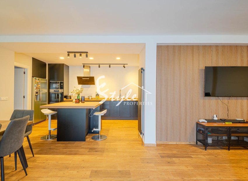 Современная вилла c 5 спальнями и бассейном  в Лос Балконес, Лос Альтос, Торревьеха. ID2694