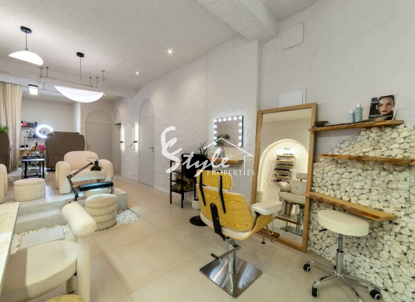 Stylish beauty salon for sale in the center of Alicante, Costa Blanca, Spain. ID036