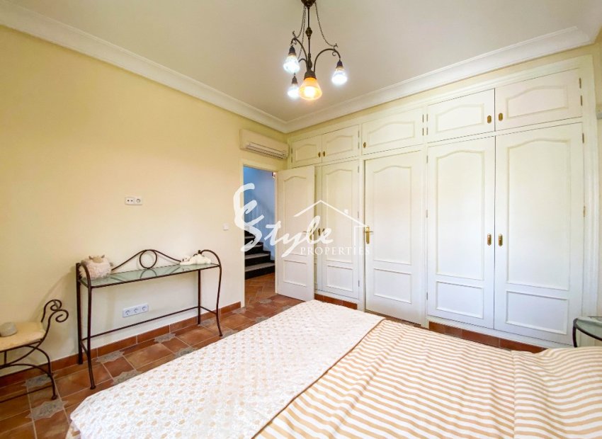 В продаже эксклюзивная вилла класса люкс с большим участком в Вилламартин, Коста Бланка, Испания. ID3484