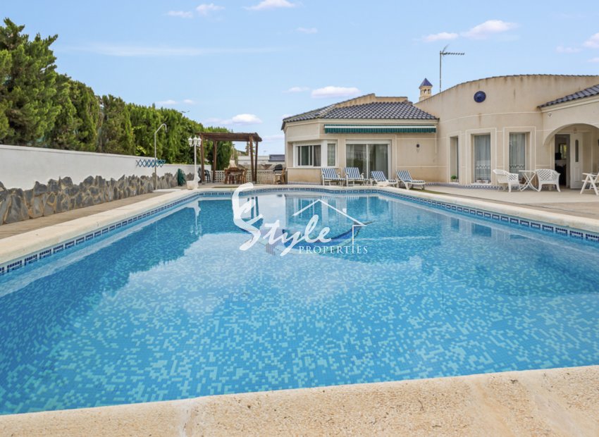 В продаже отдельно стоящая вилла в Lomas de la Juliana, Альгорфа, Коста Бланка. ID1307