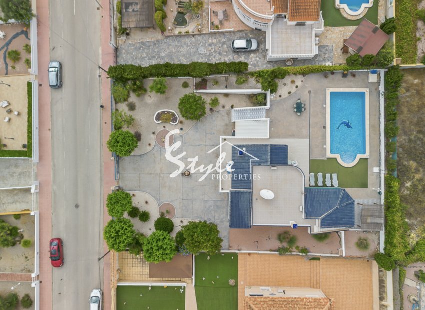 В продаже отдельно стоящая вилла в Lomas de la Juliana, Альгорфа, Коста Бланка. ID1307