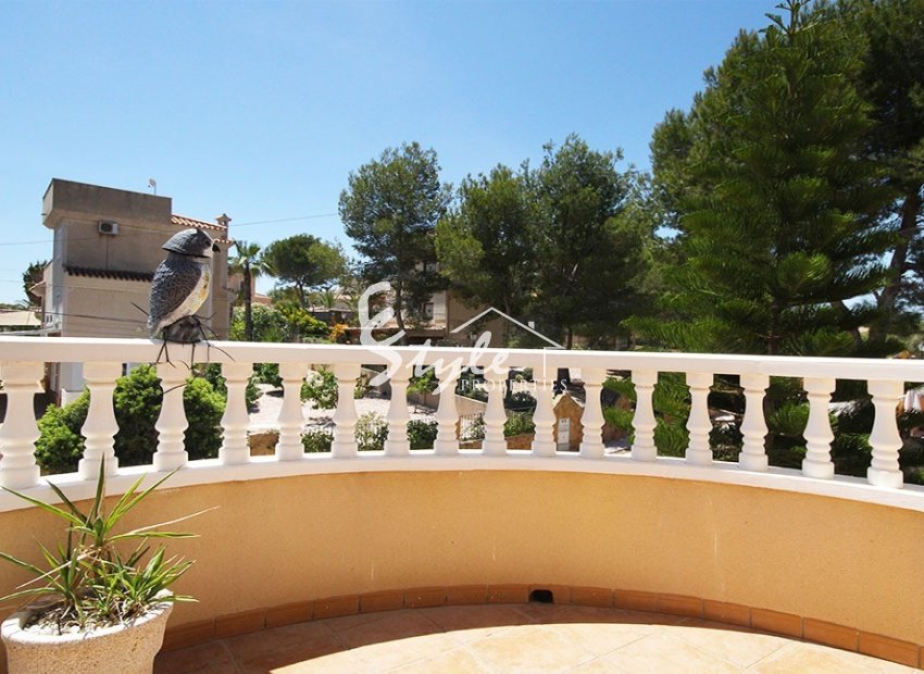 В продаже уютная вилла с 4 спальнями и частным бассейном в Лас Филипинас, Ориуэла Коста, Коста Бланка. ID2752