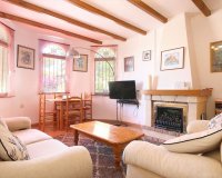 В продаже уютная вилла с 4 спальнями и частным бассейном в Лас Филипинас, Ориуэла Коста, Коста Бланка. ID2752