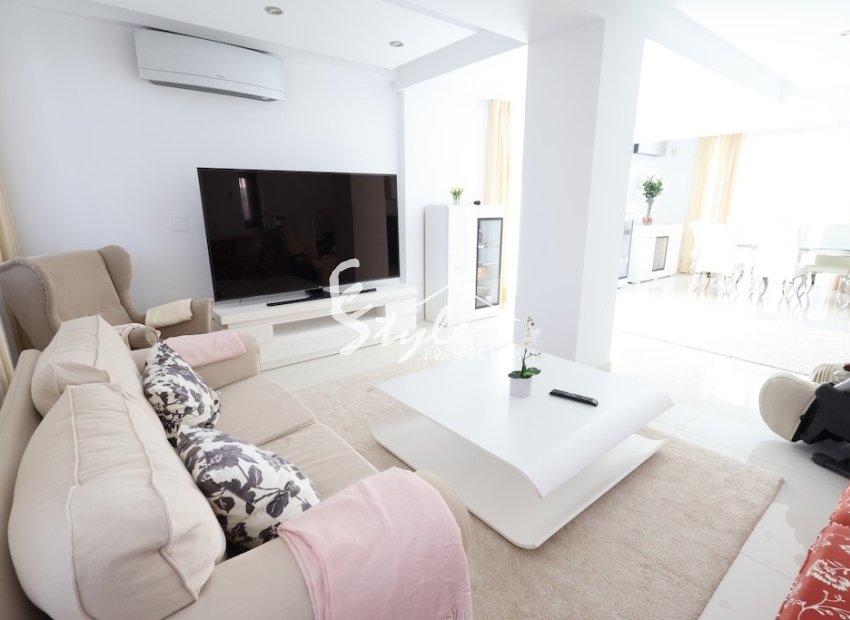 В продаже вилла с бассейном в нескольких шагах от моря в Кабо Роиг, Коста Бланка, Испания. ID2353