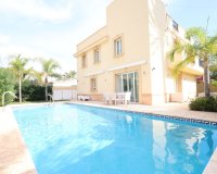 Villa con piscina a pocos pasos del mar en venta en Cabo Roig, Costa Blanca, España. ID2353