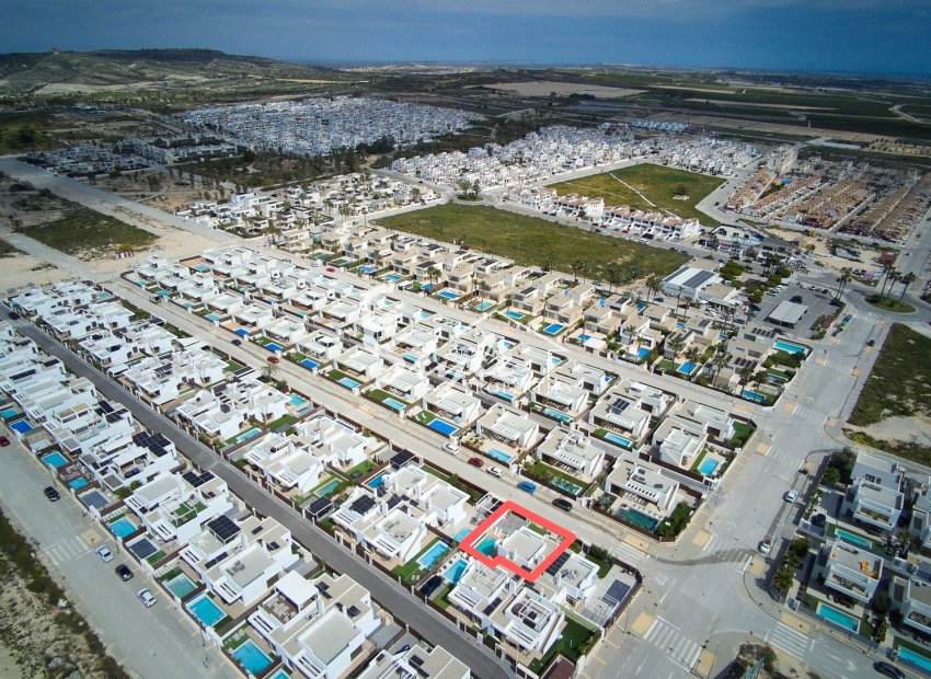 Villa construida en 2024 con piscina privada y solárium en venta en Vistabella Golf, Orihuela Costa, Costa Blanca. ID2993