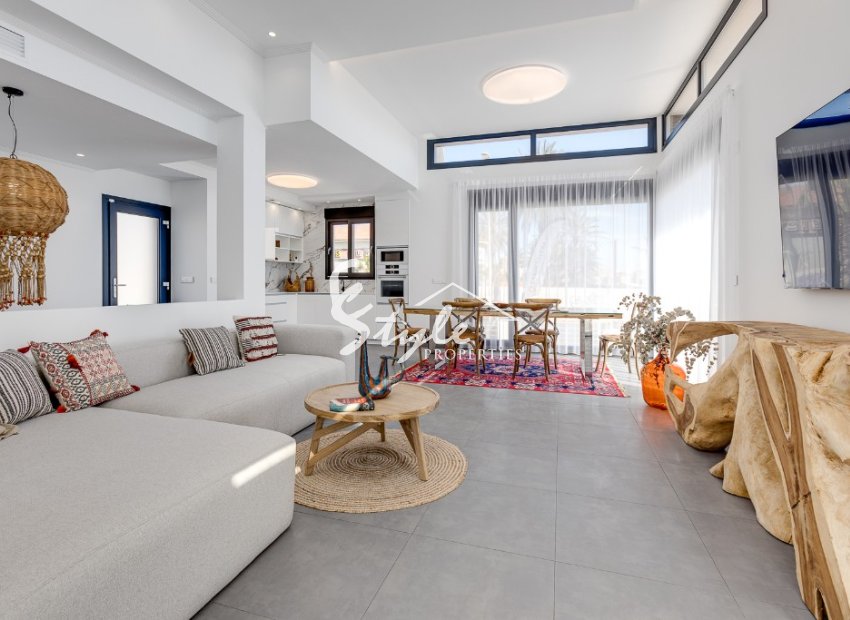 Villa de obra nueva en venta en Torrevieja, Costa Blanca, España. ON1455