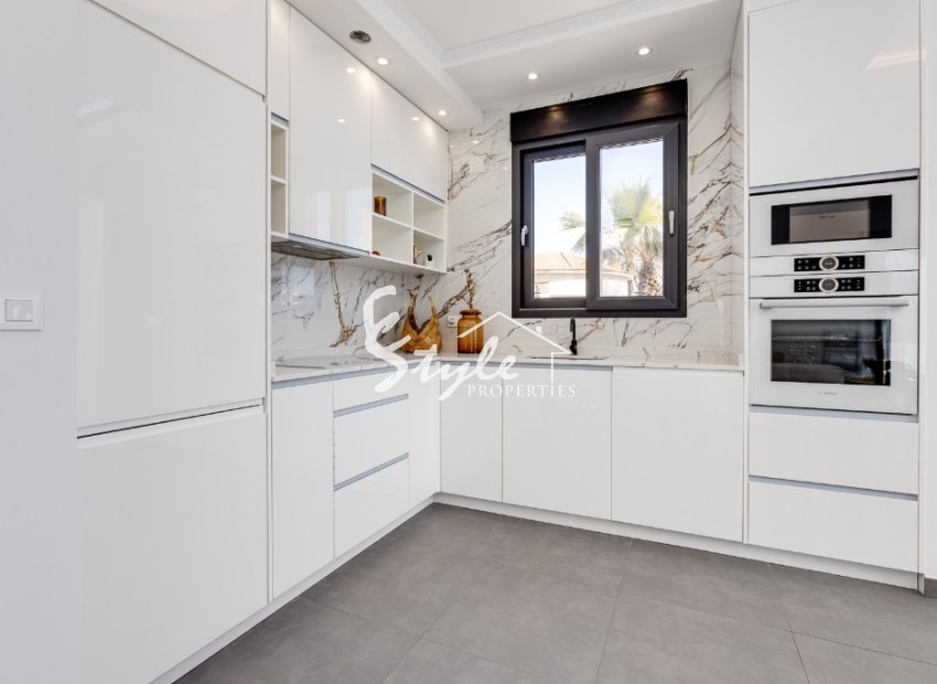 Villa de obra nueva en venta en Torrevieja, Costa Blanca, España. ON1455