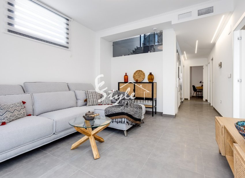 Villa de obra nueva en venta en Torrevieja, Costa Blanca, España. ON1455