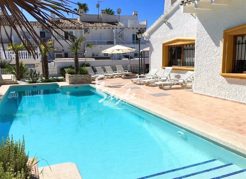Villa en alquiler con piscina en La Zenia, Orihuela Costa