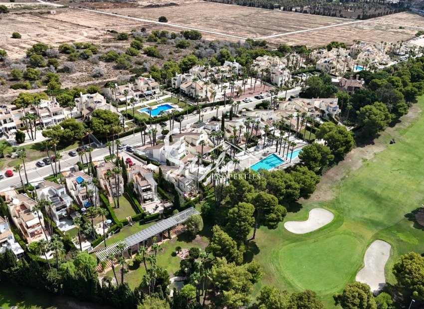 Villa en Primera Línea de Golf en Venta en Villamartín – 3 Dormitorios, 3 Baños y Vistas al Campo de Golf. ID 1460