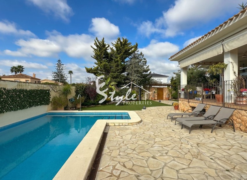 Villa mediterránea de lujo en Dehesa de Campoamor a 800 m del mar con piscina privada. ID2789