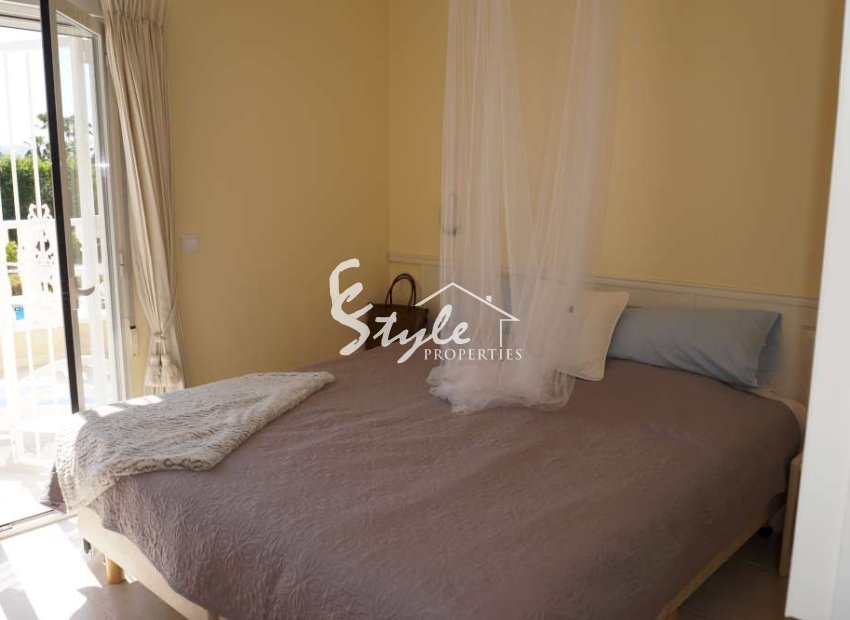 Вилла с большим участком и бассейном в Catral, Коста Бланка, Испания