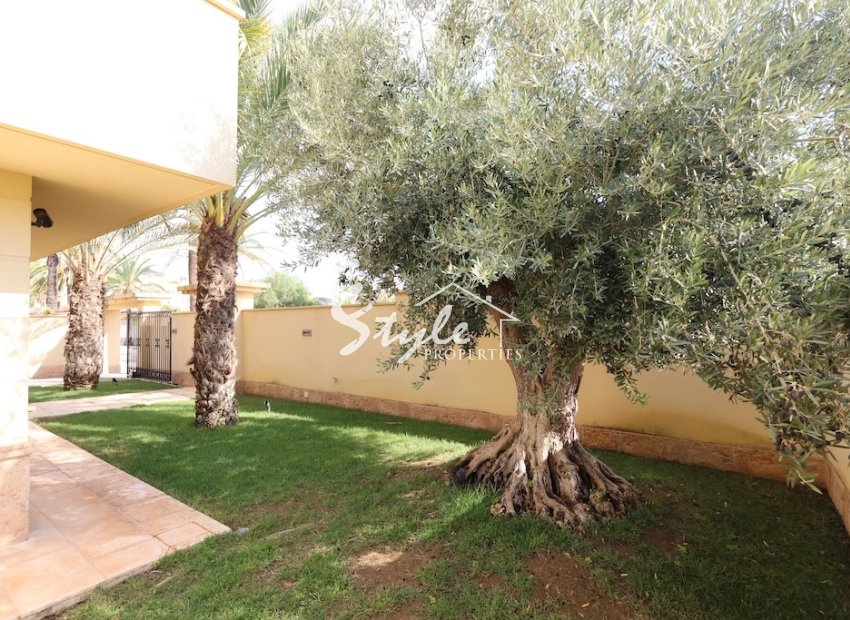 Villa with pool just steps from the sea for sale in Cabo Roig, Costa Blanca, Spain. ID2353