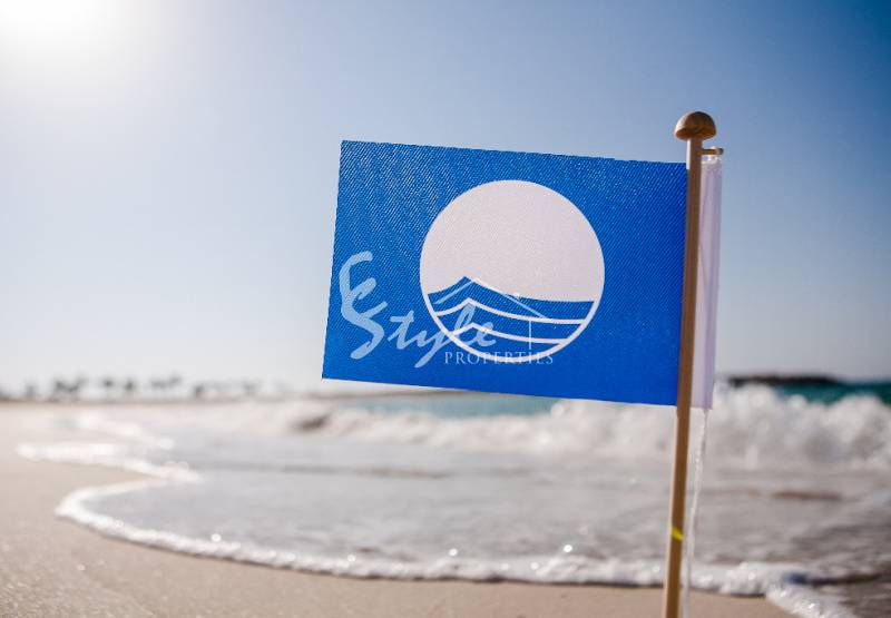 Коста Бланка занимает первое место в списке пляжей награжденных Голубыми Флагами в 2017 году