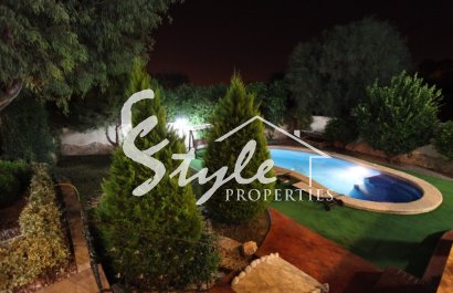 Comprar villa con parcela y piscina privada en Ciudad Quesada cerca del mar. ID 4316 