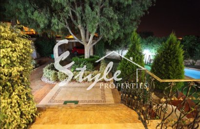 Comprar villa con parcela y piscina privada en Ciudad Quesada cerca del mar. ID 4316 