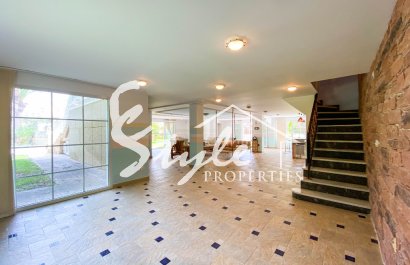 В продаже эксклюзивная вилла класса люкс с большим участком в Вилламартин, Коста Бланка, Испания. ID3484