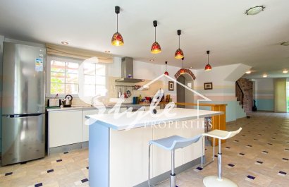 В продаже эксклюзивная вилла класса люкс с большим участком в Вилламартин, Коста Бланка, Испания. ID3484