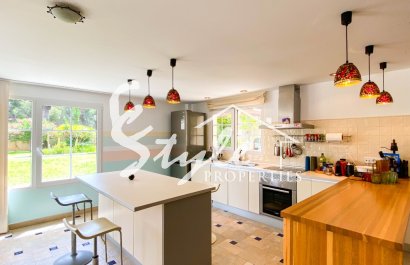 В продаже эксклюзивная вилла класса люкс с большим участком в Вилламартин, Коста Бланка, Испания. ID3484