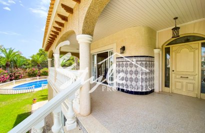 В продаже эксклюзивная вилла класса люкс с большим участком в Вилламартин, Коста Бланка, Испания. ID3484