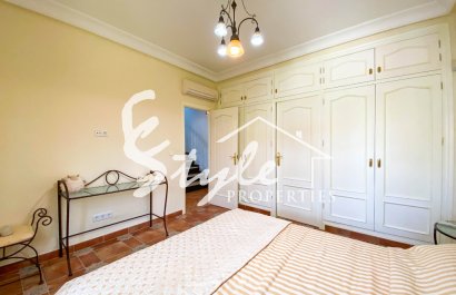 В продаже эксклюзивная вилла класса люкс с большим участком в Вилламартин, Коста Бланка, Испания. ID3484