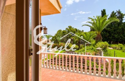 В продаже эксклюзивная вилла класса люкс с большим участком в Вилламартин, Коста Бланка, Испания. ID3484