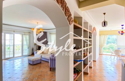 В продаже эксклюзивная вилла класса люкс с большим участком в Вилламартин, Коста Бланка, Испания. ID3484