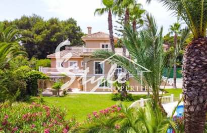 В продаже эксклюзивная вилла класса люкс с большим участком в Вилламартин, Коста Бланка, Испания. ID3484