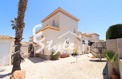 Comprar amplia villa con piscina en Las Ramblas al lado del mar. ID 4869