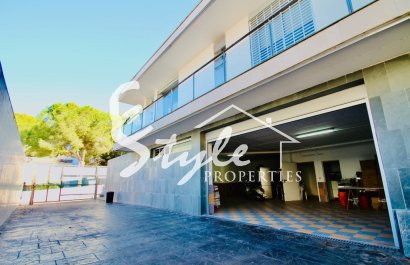 Купить отдельную виллу на море с прекрасным садом и бассейном в Los Balcones, Торревьеха, на Коста Бланке. ID 4947