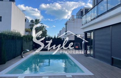 Buy Villa with pool in Costa Blanca close to sea in Lomas de Cabo Roig, Orihuela Costa. ID: 4994