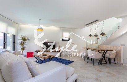 Se vende nueva villa con parcela y piscina privada en La Mata 150m del mar.ON1350 