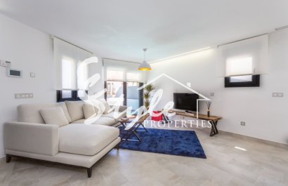 Se vende nueva villa con parcela y piscina privada en La Mata 150m del mar.ON1350 