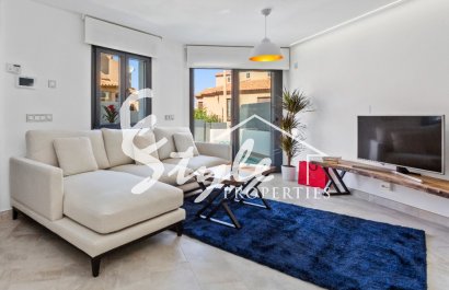 Se vende nueva villa con parcela y piscina privada en La Mata 150m del mar.ON1350 