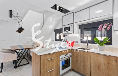 Se vende nueva villa con parcela y piscina privada en La Mata 150m del mar.ON1350 