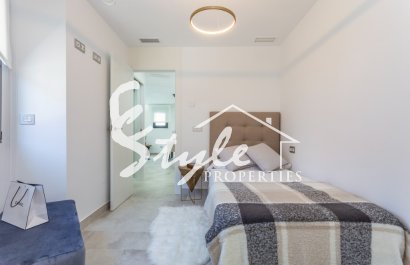 Se vende nueva villa con parcela y piscina privada en La Mata 150m del mar.ON1350 