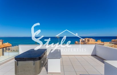 Se vende nueva villa con parcela y piscina privada en La Mata 150m del mar.ON1350 