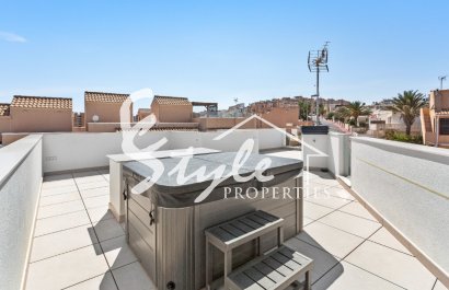 Se vende nueva villa con parcela y piscina privada en La Mata 150m del mar.ON1350 